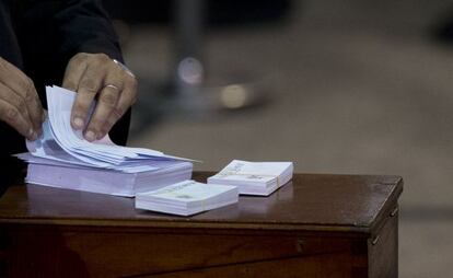 Un empleado de AFA prepara los sobres y las papeletas antes de la fallida votación a presidente de la entidad.