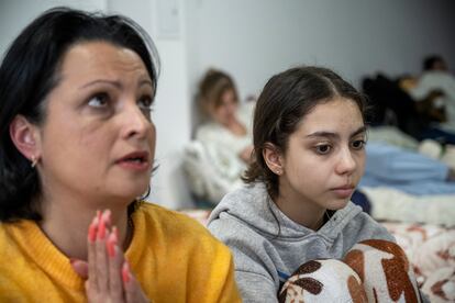 Nellya S. (45 años) y sus cuatro hijos, tres chicas y un niño, acabaron en el Solidarity Transit Center, dos locales comerciales en Chisináu, cedidos a tres organizaciones de ucranianos en Moldavia para la acogida de refugiados. Un voluntario les ofreció transporte a la ciudad y les trasladó desde la frontera a este lugar. Cuando llegaron, confusas porque todavía no se terminaban de creer que acababan de huir de una guerra en su país, no sabían adónde ir. Por suerte y azar, esa noche durmieron en una cama compartida y bajo mantas donadas, calientes y a salvo.