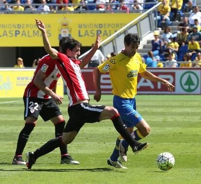 Valerón pugna por el balón con San José.