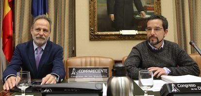 Salvador de la Encina (PSOE) y Sergio Pascual (Podemos), en la Comisión de Fomento, este martes.
