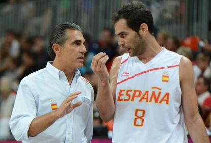 José Calderón habla con el entrenador de la selección española de baloncesto, Sergio Scariolo.