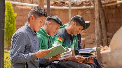 A presentation of the book to young people from a community in Bolivia, on November 18.