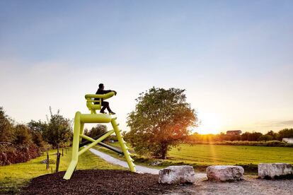 La obra 'High Perch', del artista alemán Tobias Rehberger, en la ruta entre Weil am Rhein (Alemania) y la ciudad suiza de Basilea.