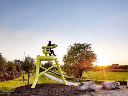 La obra 'High Perch', del artista alemán Tobias Rehberger, en la ruta entre Weil am Rhein (Alemania) y la ciudad suiza de Basilea.