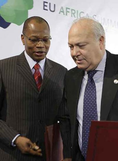 El ministro de Exteriores español, Miguel Ángel Moratinos (derecha) y Mohamed Ibn, presidente de la Comunidad Económica de África occidental.