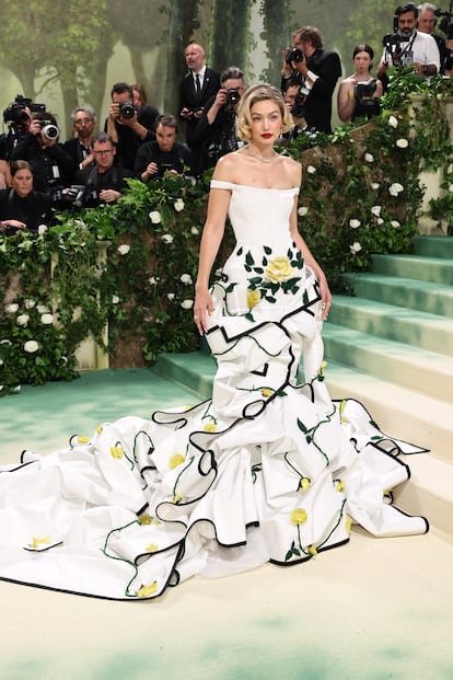 La modelo Gigi Hadid, hija de padre palestino jordano, con un espectacular vestido blanco con flores del diseñador Thom Browne.