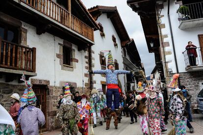 Brujas, osos, fantasmas de tela de saco rellenos de paja, carboneros, gigantes y bandidos. Dicen en Navarra que los rigores del invierno se compensan con <a href="https://www.turismo.navarra.es/esp/organice-" target="">el colorido y la algarabía de sus carnavales</a>, que recrean danzas y rituales ancestrales. Los pueblos vecinos de Ituren y Zubieta comparten una fiesta declarada Bien de Interés Cultural: los desfiles de Zanpantzar o ioaldunak (cencerros), para ahuyentar los malos espíritus. Por su parte, el Carnaval de Lantz, Bien de Interés Cultural, está presidido por el bandido Miel Otxin (en el centro de la imagen), y el de Altsasu-Alsasua es Fiesta de Interés Turístico y tiene como protagonistas a los <i>momotxorros</i>.