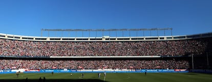 El estadio Vicente Calderón se ha llenado al completo para recibir a Fernando Torres como nuevo jugador del Atlético de Madrid.