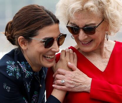 La actrices Bárbara Lennie (i) y Marisa Paredes, durante la presentación de 'Petra', que se proyecta en la sección Perlas, el 28 de septiembre.