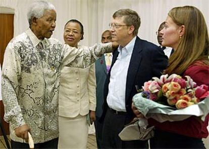 Nelson Mandela y Graça Machel, con Bill y Melinda Gates, el lunes, en un foro antisida en Johanesburgo.