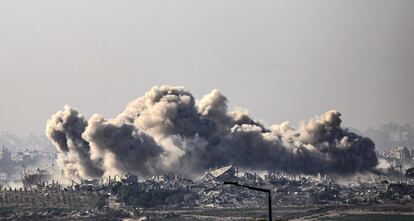 Imagen tomada este sábado desde el sur de Israel, cerca de la frontera con la franja de Gaza, donde se muestran varias columnas de humo elevándose tras varios ataques israelíes. 