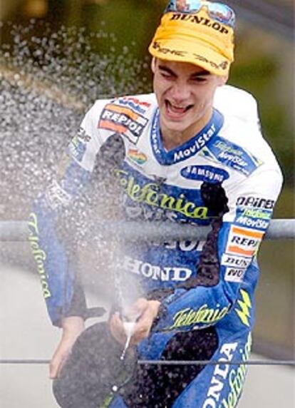 El joven piloto español de Aprilia baña al público con champán.