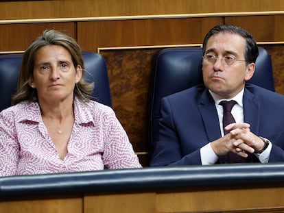 El ministro de Exteriores en funciones, José Manuel Albares, con la vicepresidenta tercera en funciones, Teresa Ribera.