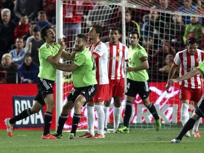 Los jugadores de Osasuna celebran el gol de Arribas.