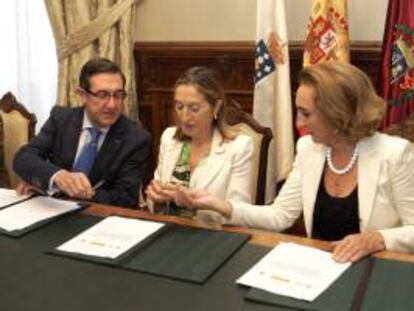 La ministra de Fomento, Ana Pastor (c), el alcalde de Santiago, Angel Currás y la gerente de Patrimonio de Adif, Celina Matías durante la firma de cesión de unos terrenos para la construcción de un parque público en Angrois lugar del accidente ferrroviario del pasado julio.