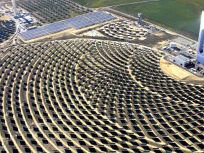 Vista aérea de la planta solar de Abengoa en Sanlúcar la Mayor (Sevilla) .