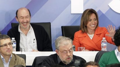 Los candidatos a la Secretaría General del PSOE, Alfredo Pérez Rubalcaba y Carme Chacón, en el Comité federal.