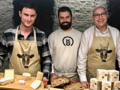RUBEN VALBUENA Y HERMINIO GARCÍA, CON EL PANADERO ANTONIO RAMOS (OBRADOR SAN FRANCISCO) QUE APORTÓ UNA GRAN HOGAZA PARA LA CATA / CAPEL