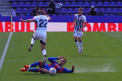 El defensa del Eibar Roberto Correa (abajo) y Nacho, durante el Valladolid-Eibar de este sábado.