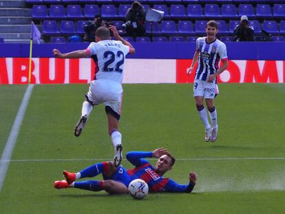 El defensa del Eibar Roberto Correa (abajo) y Nacho, durante el Valladolid-Eibar de este sábado.