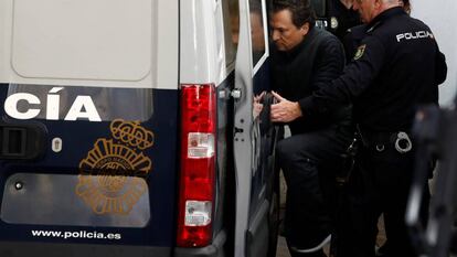 Emilio Lozoya abandona la Audiencia Nacional en un furgón de la policía. 