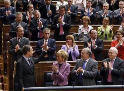 Rodríguez Zapatero agradece el aplauso de los diputados socialistas.
