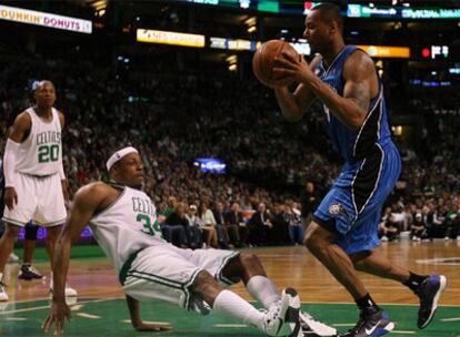 Rashard Lewis, de los Magic, cae ante Paul Pierce de los Celtics.