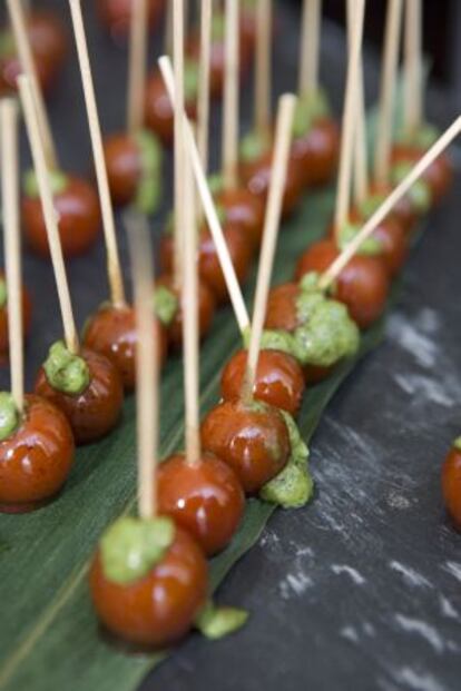 Plato de aperitivo hecho con los gastrovinos: chupachups de tomate y aceituna negra.