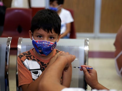 Un niño recibe la vacuna contra el coronavirus en un hospital de Ciudad de México, este mes.