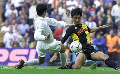 Raúl y Pablo pugnan por el balón.