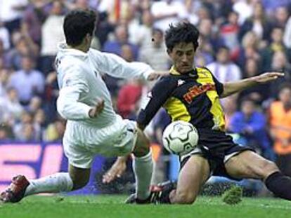 Raúl y Pablo pugnan por el balón.