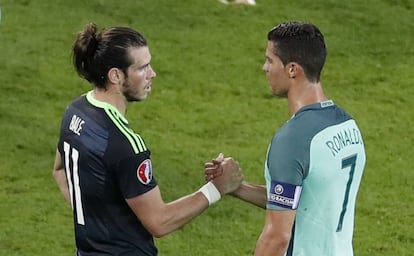 Cristiano y Bale se saludan tras el partido. 