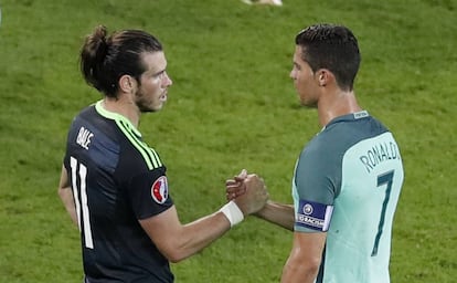 Cristiano y Bale se saludan tras el partido.