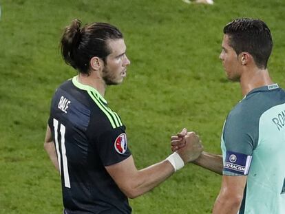 Cristiano y Bale se saludan tras el partido. 