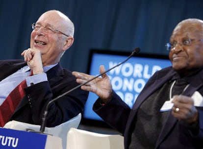 Klaus Schwab (izquierda) y el arzobispo surafricano Desmond Tutu, en la clausura del Foro Económico Mundial de Davos.