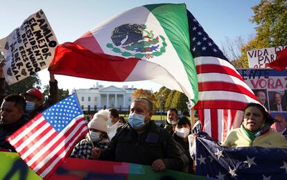 Simpatizantes del presidente mexicano acudieron antes de su llegada a la Casa Blanca para su reunión con el presidente estadounidense Joe Biden.