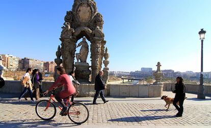 Seis grandes puentes atraviesan el río: el del Rey, de Segovia, San Isidro, Toledo, Praga y la Princesa.  Además, hay distintas pasarelas que también lo atraviesan. Además, se están construyendo nuevos puentes y pasarelas, varias de ellas del artista Daniel Canogar. En la imagen, el puente de Toledo y, al fondo, la nueva pasarela con forma de tirabuzón diseñada por Canogar, aun por acabar.