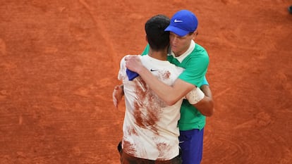 Alcaraz y Sinner se abrazan al término de la final.