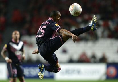 Ferreira Filho Mariano del Burdeos trata de controlar la pelota.