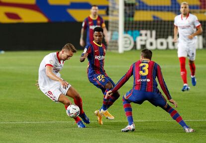 De Jong trata de regatear a Ansu Fati y a Piqué este domingo en el Camp Nou.