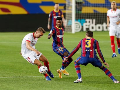 De Jong trata de regatear a Ansu Fati y a Piqué este domingo en el Camp Nou.