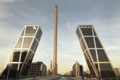 Para el arquitecto Alberto Campo Baeza, la Puerta de Europa, antes conocida como Torres KIO, sintetiza "todo lo que nunca debería hacer la arquitectura". "Caprichosamente inclinadas", solo consiguen "el asombro de los ignorantes".