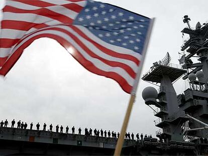 El portaaviones <i>Nimitz </i>leva anclas en San Diego para poner rumbo a Irak en marzo de 2003, poco antes de iniciarse la invasión estadounidense de aquel país.