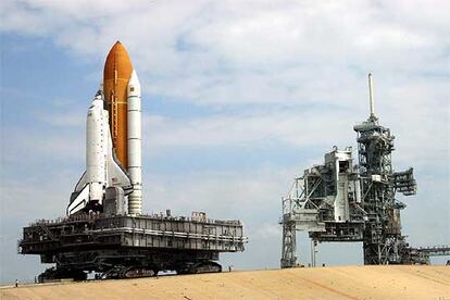 El transbordador <i>Discovery</i> es transportado desde el hangar hasta la plataforma de lanzamiento 39B de la base espacial Kennedy (Florida).