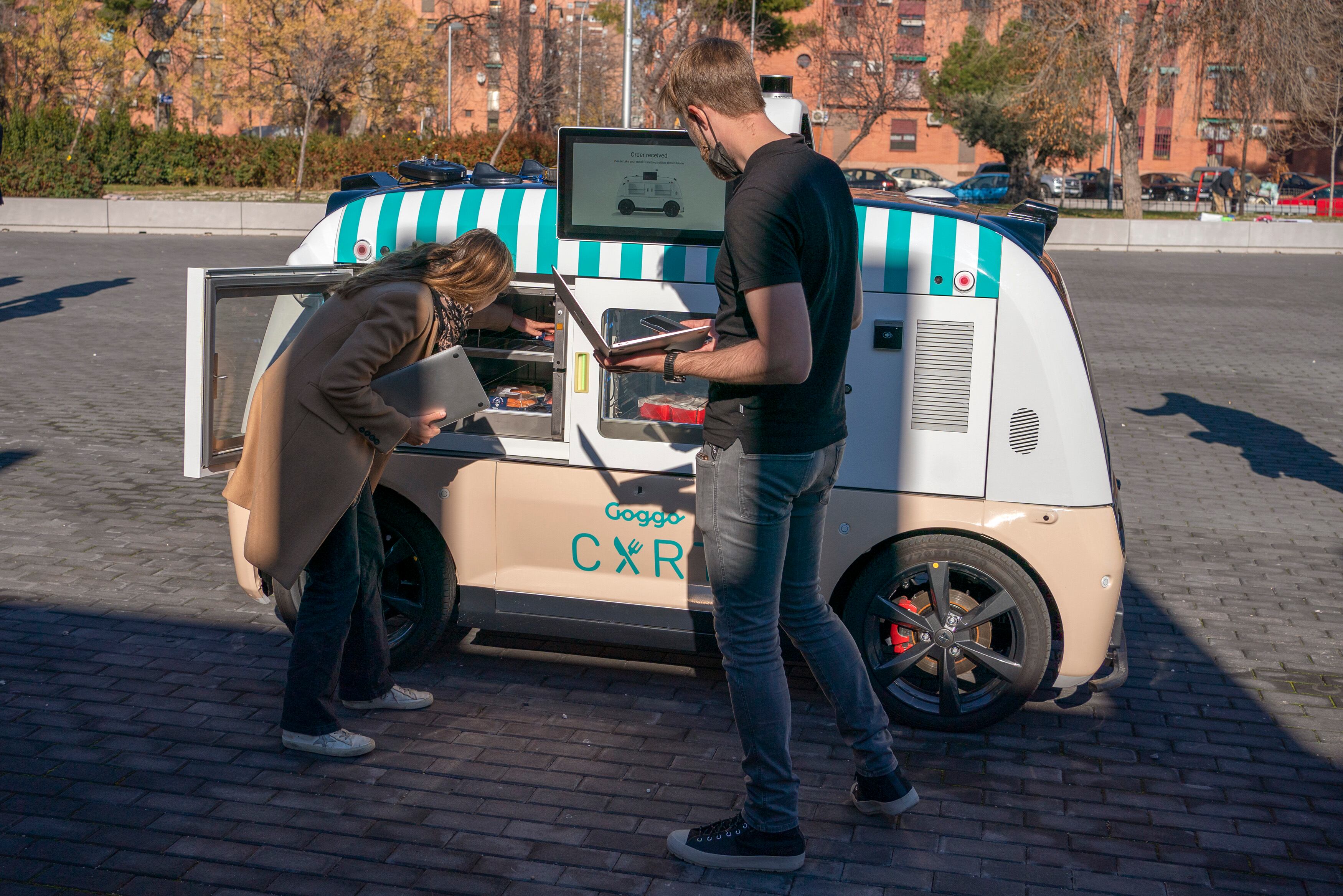 Henry Wasmuth, responsable de operaciones y estrategia de Goggo Network controla en 2021 un food truck sin piloto durante unas pruebas en Madrid. 