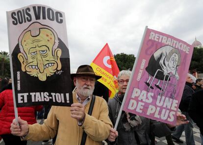 Dos jubilados protestan contra la reforma de las pensiones del presidente francés, este jueves en Niza.