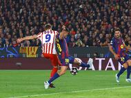 Sorloth remata a portería para anotar el segundo gol del Atlético en el Camp Nou.
