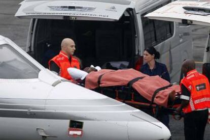 Obilale, portero suplente de Togo, a su llegada ayer al aeropuerto de Lanserio, en Johannesburgo.