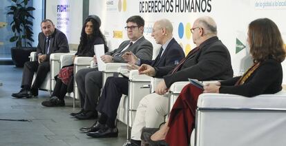 De izquierda a derecha, Fernando Ruiz (Repsol), Kavita Parmar (IOU Project), Ricardo de Querol (CincoDías), Bernardo Cruza (El Corte Inglés), Esteban Beltrán (Amnistía Internacional) y Tatiana Espinosa de los Monteros (Telefónica), en el foro.