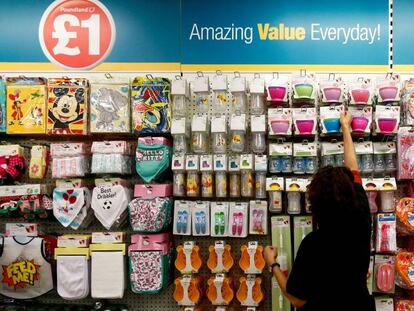 Tienda de Pounland, cadena propiedad de Steinhoff, en Londres (Reino Unido).